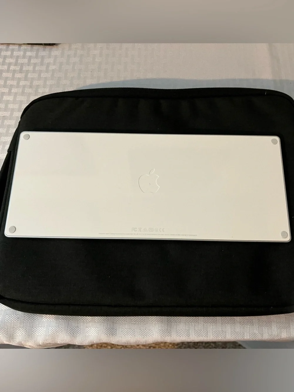 Apple White Wireless Magic Keyboard - Slim Aluminum Frame